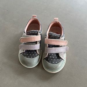 See Kai Run toddler girls Velcro shoes. Size 8. Polka dot.